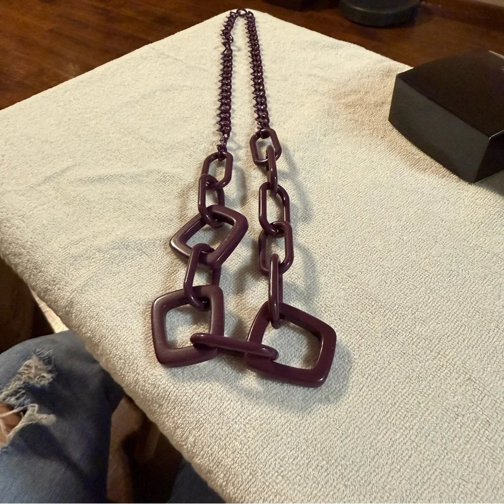 Avon “Linked in”Plum Chain Necklace plastic large links NIB 2008